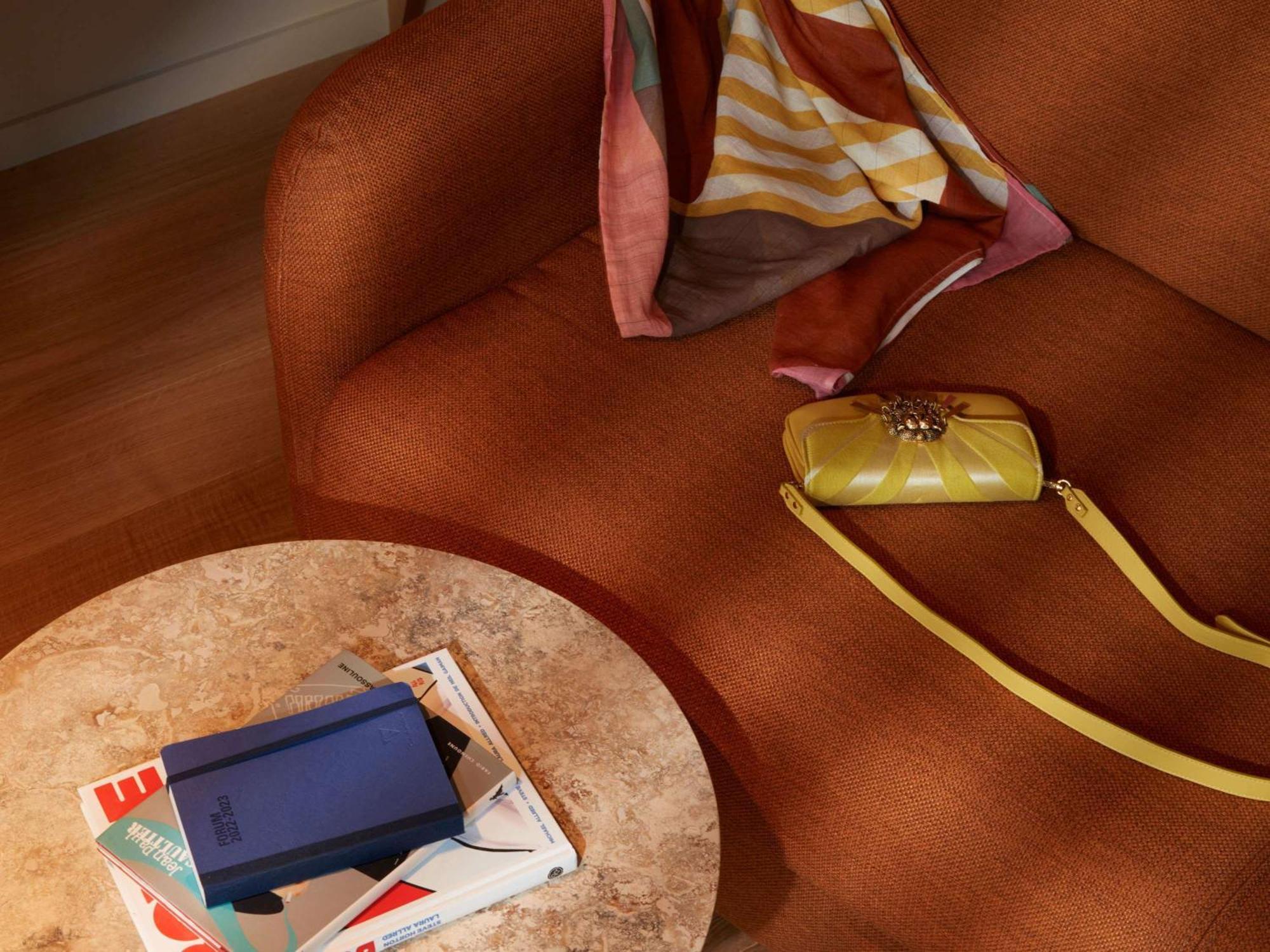 So/ Paris Hotel Εξωτερικό φωτογραφία A leather chair