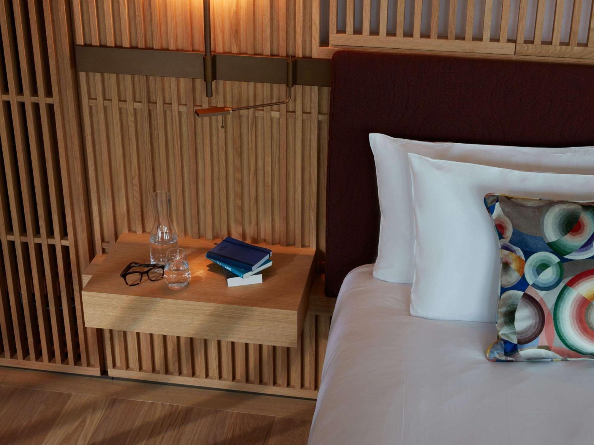 So/ Paris Hotel Εξωτερικό φωτογραφία A bedside table