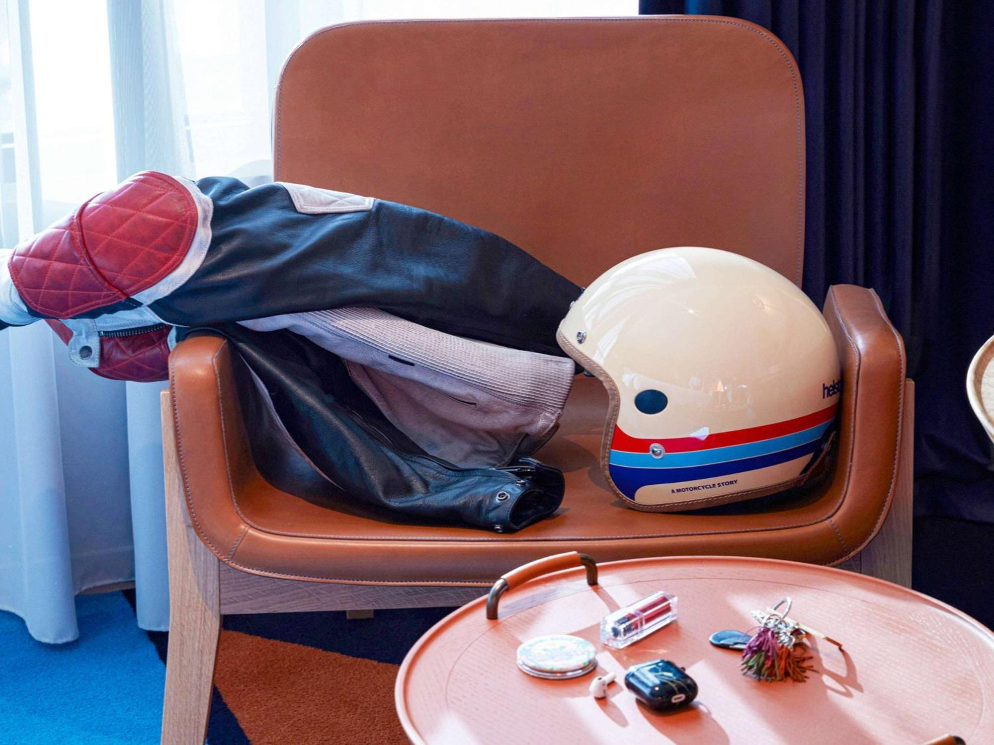 So/ Paris Hotel Εξωτερικό φωτογραφία A motorcycle helmet