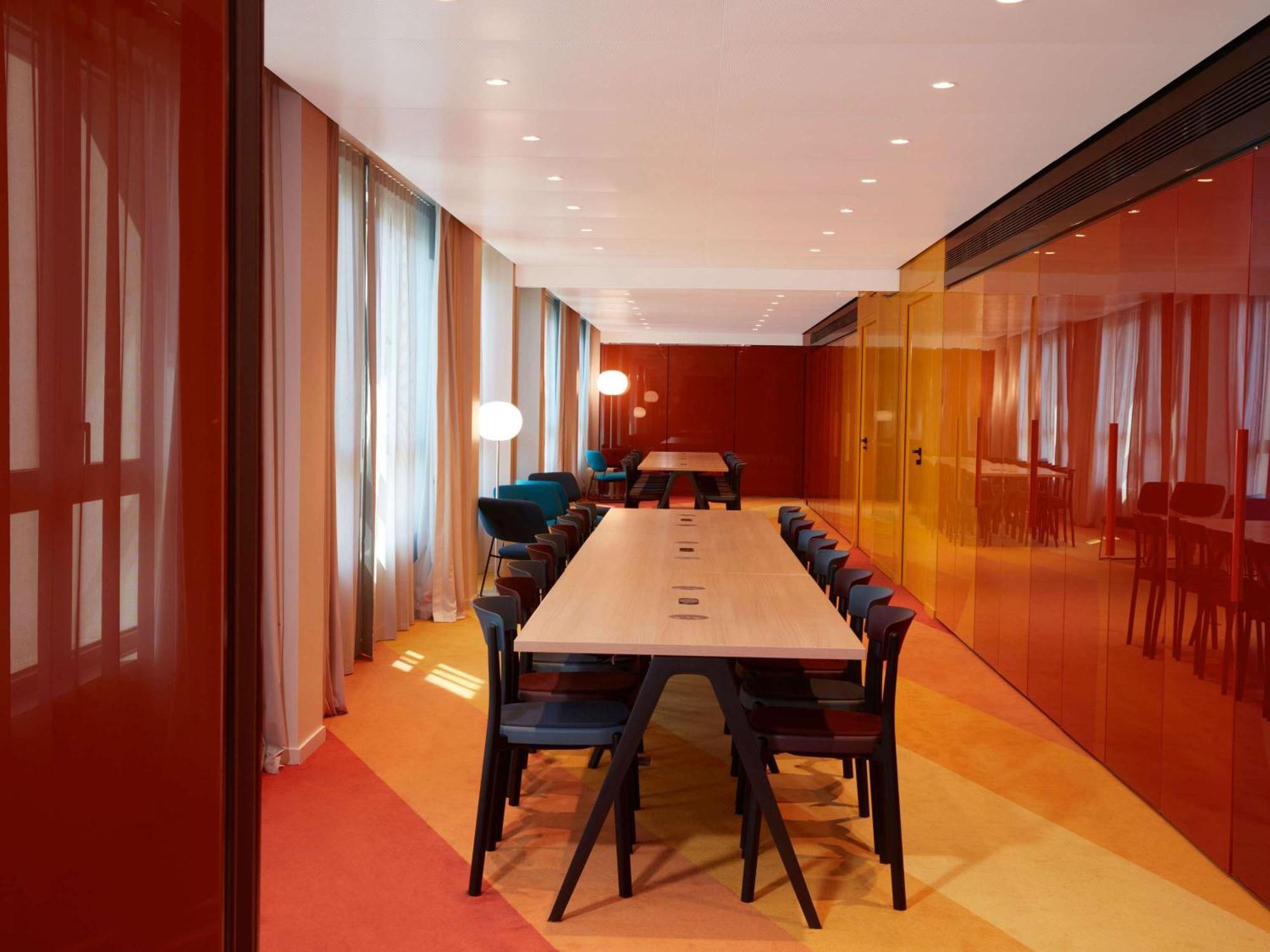 So/ Paris Hotel Εξωτερικό φωτογραφία The interior of the library