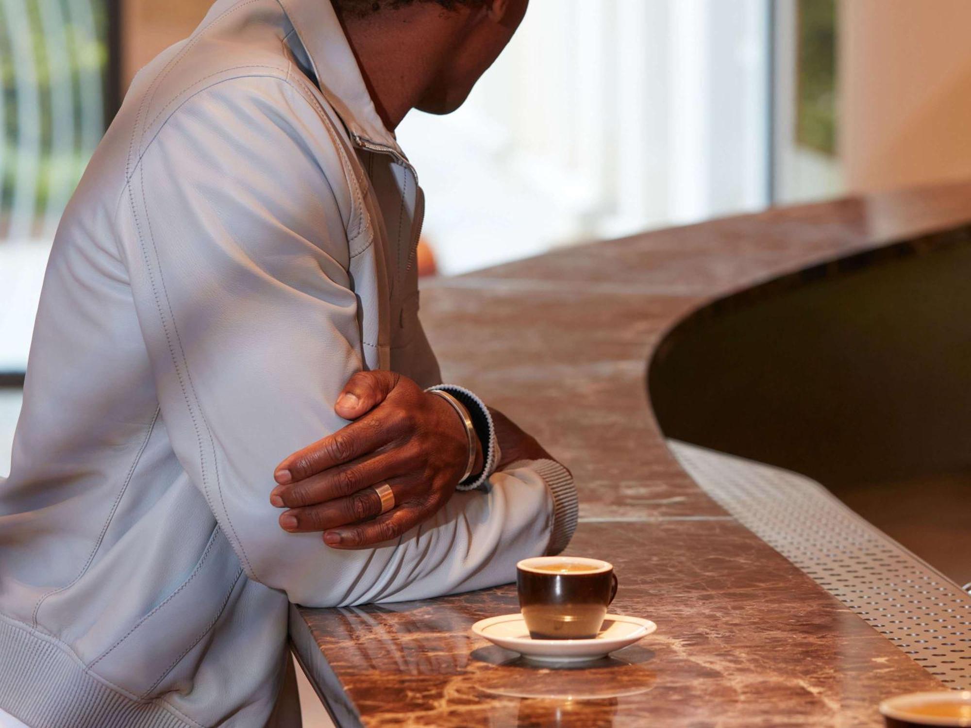 So/ Paris Hotel Εξωτερικό φωτογραφία A man leaning on a bar